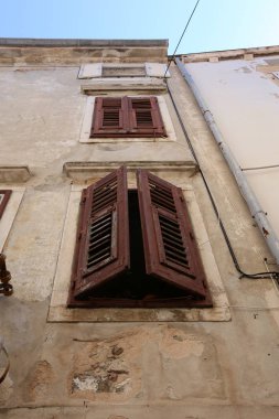 İçine belgili tanımlık oda ve havalandırma ışık almak için hizmet duvarda bir pencere açıyor. 