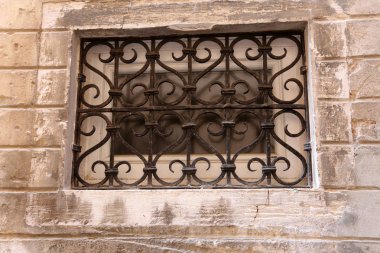 İçine belgili tanımlık oda ve havalandırma ışık almak için hizmet duvarda bir pencere açıyor. 