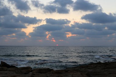 Güneş ufukta oturur ve gün sona erer 