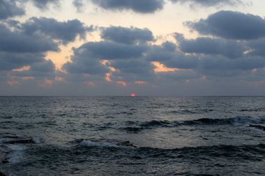 Güneş ufukta oturur ve gün sona erer 