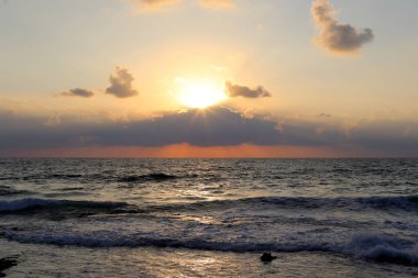 Güneş ufukta oturur ve gün sona erer 