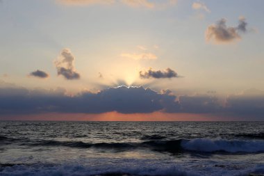 Güneş ufukta oturur ve gün sona erer 