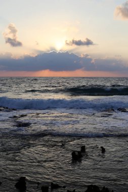 Güneş ufukta oturur ve gün sona erer 