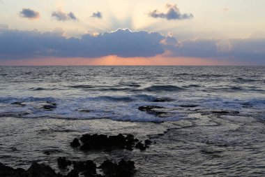 Güneş ufukta oturur ve gün sona erer 