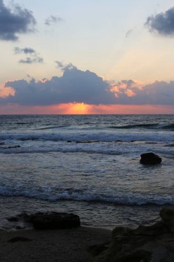 Güneş ufukta oturur ve gün sona erer 