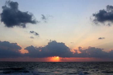 Güneş ufukta oturur ve gün sona erer 