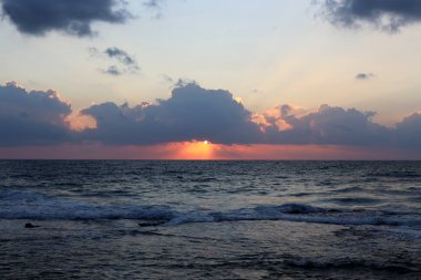 Güneş ufukta oturur ve gün sona erer 