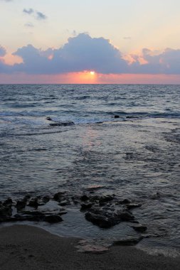 Güneş ufukta oturur ve gün sona erer 