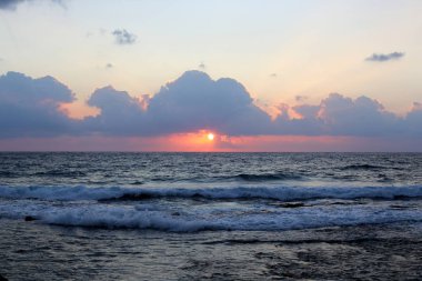 Güneş ufukta oturur ve gün sona erer 