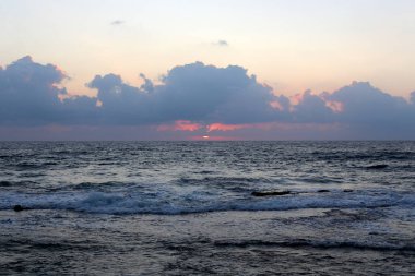 Güneş ufukta oturur ve gün sona erer 