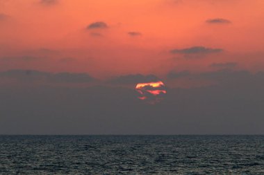 Güneş ufukta oturur ve gün sona erer 