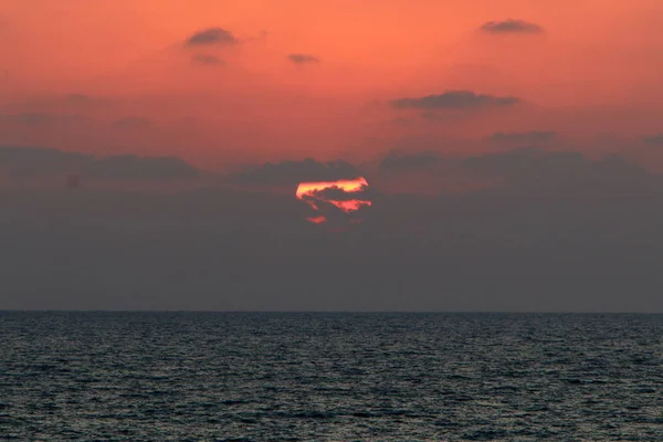 Sol Sienta Sobre Horizonte Termina Día —  Fotos de Stock