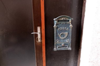 Posta kutusu toplama ve posta yazışmaları teslim için tasarlanmış