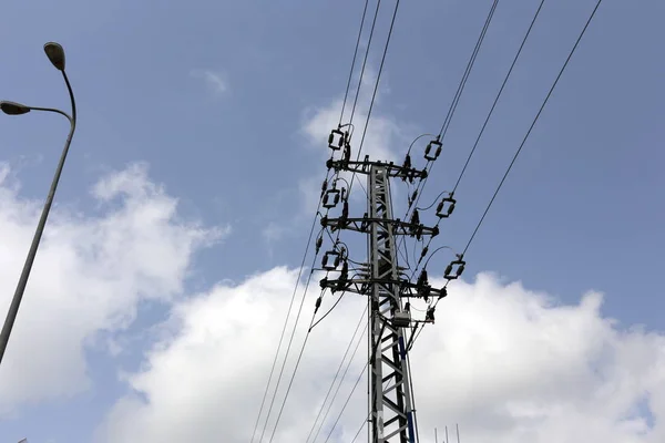 Los Postes Eléctricos Los Alambres Son Tirados Sobre Los Cuales —  Fotos de Stock