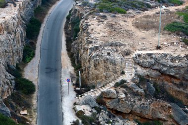 İsrail 'in kuzeyindeki dağlarda yol 