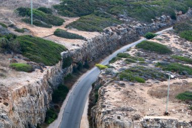 İsrail 'in kuzeyindeki dağlarda yol 