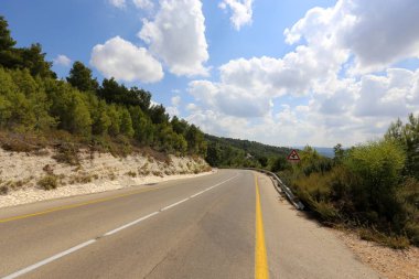 İsrail 'in kuzeyindeki dağlarda yol 
