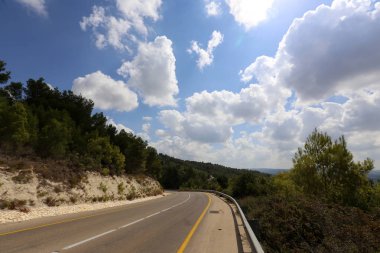 İsrail 'in kuzeyindeki dağlarda yol 
