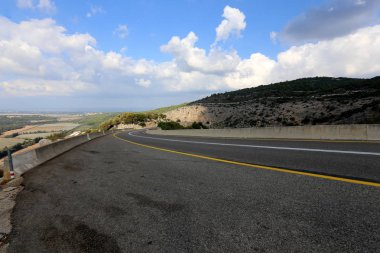 İsrail 'in kuzeyindeki dağlarda yol 