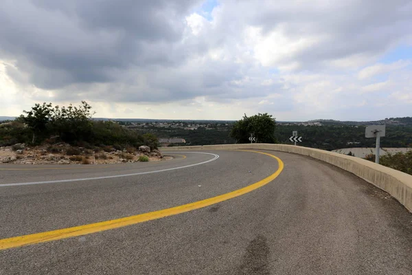 イスラエル北部の山の中の道路は — ストック写真