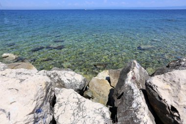 Kuzey İsrail ' Akdeniz'in kıyısında taş yalan 