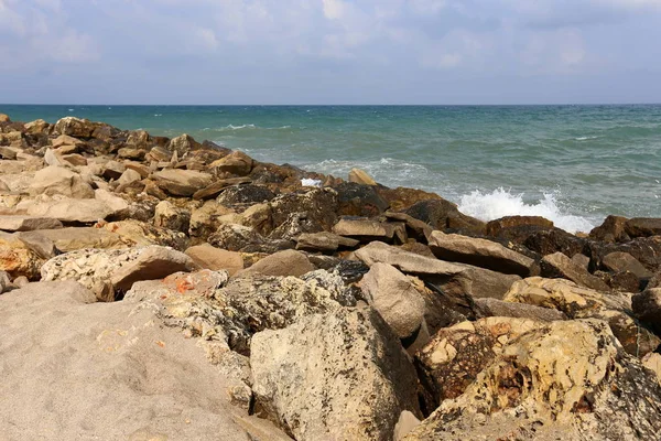 Камни Лежат Берегу Средиземного Моря Севере Израиля — стоковое фото