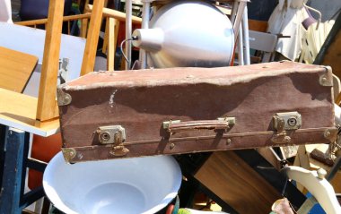 Eski şeyler ve araçları pire piyasada satılan 