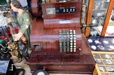 Eski şeyler ve araçları pire piyasada satılan 