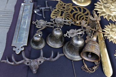 Eski şeyler ve araçları pire piyasada satılan 