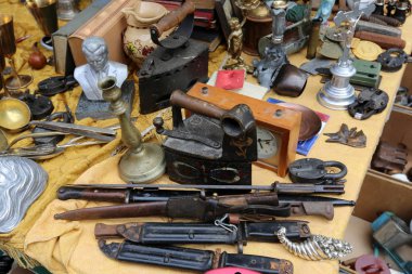 Eski şeyler ve araçları pire piyasada satılan 