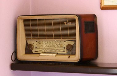 Eski şeyler ve araçları pire piyasada satılan 