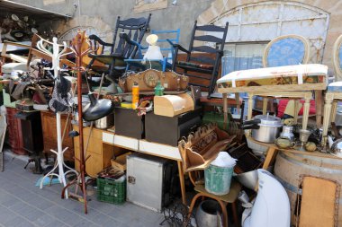 Eski şeyler ve araçları pire piyasada satılan 