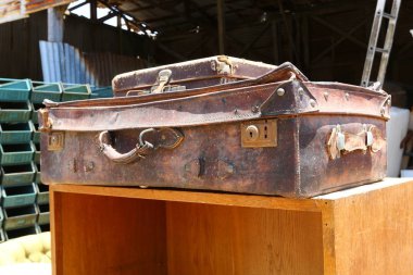 Eski şeyler ve araçları pire piyasada satılan 