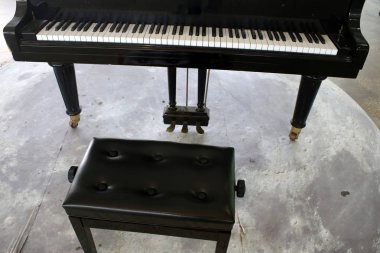 Eski şeyler ve araçları pire piyasada satılan 