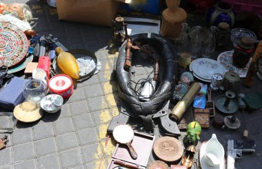 Eski şeyler ve araçları pire piyasada satılan 