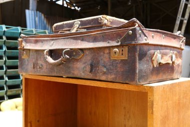 Eski şeyler ve araçları pire piyasada satılan 