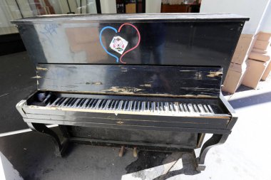 Eski şeyler ve araçları pire piyasada satılan 