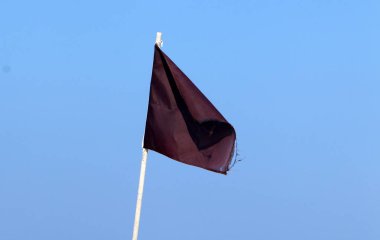 rüzgarda çırpınan Akdeniz kıyısında bayrak 