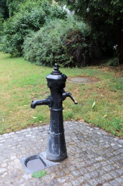 Kırmızı metal su boru ve bir dokunun içme suyu için 