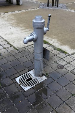 Kırmızı metal su boru ve bir dokunun içme suyu için 