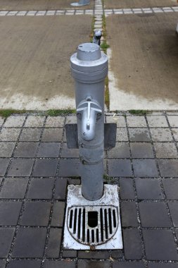 Kırmızı metal su boru ve bir dokunun içme suyu için 