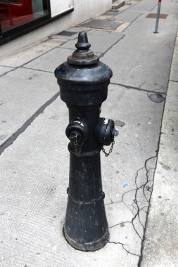 Kırmızı metal su boru ve bir dokunun içme suyu için 