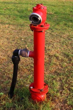 Kırmızı metal su boru ve bir dokunun içme suyu için 