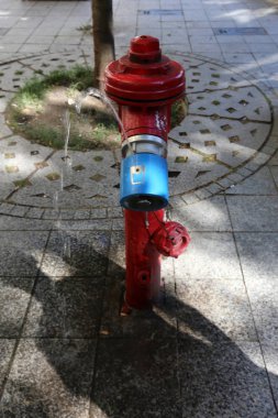 Kırmızı metal su boru ve bir dokunun içme suyu için 