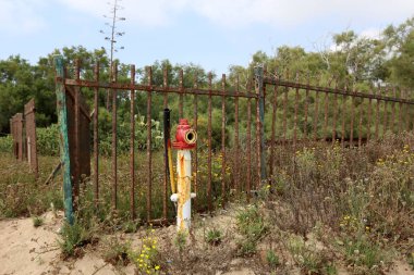 Kırmızı metal su boru ve bir dokunun içme suyu için 