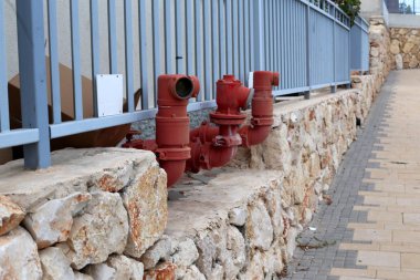 Kırmızı metal su boru ve bir dokunun içme suyu için 