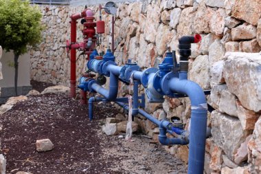 Kırmızı metal su boru ve bir dokunun içme suyu için 