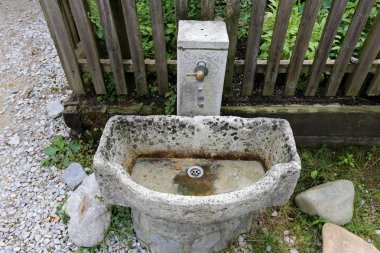 Kırmızı metal su boru ve bir dokunun içme suyu için 