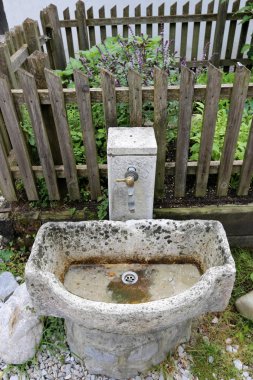 Kırmızı metal su boru ve bir dokunun içme suyu için 