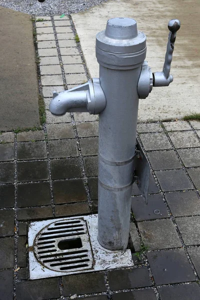 Rote Wasserleitung Aus Metall Und Ein Wasserhahn Für Trinkwasser — Stockfoto